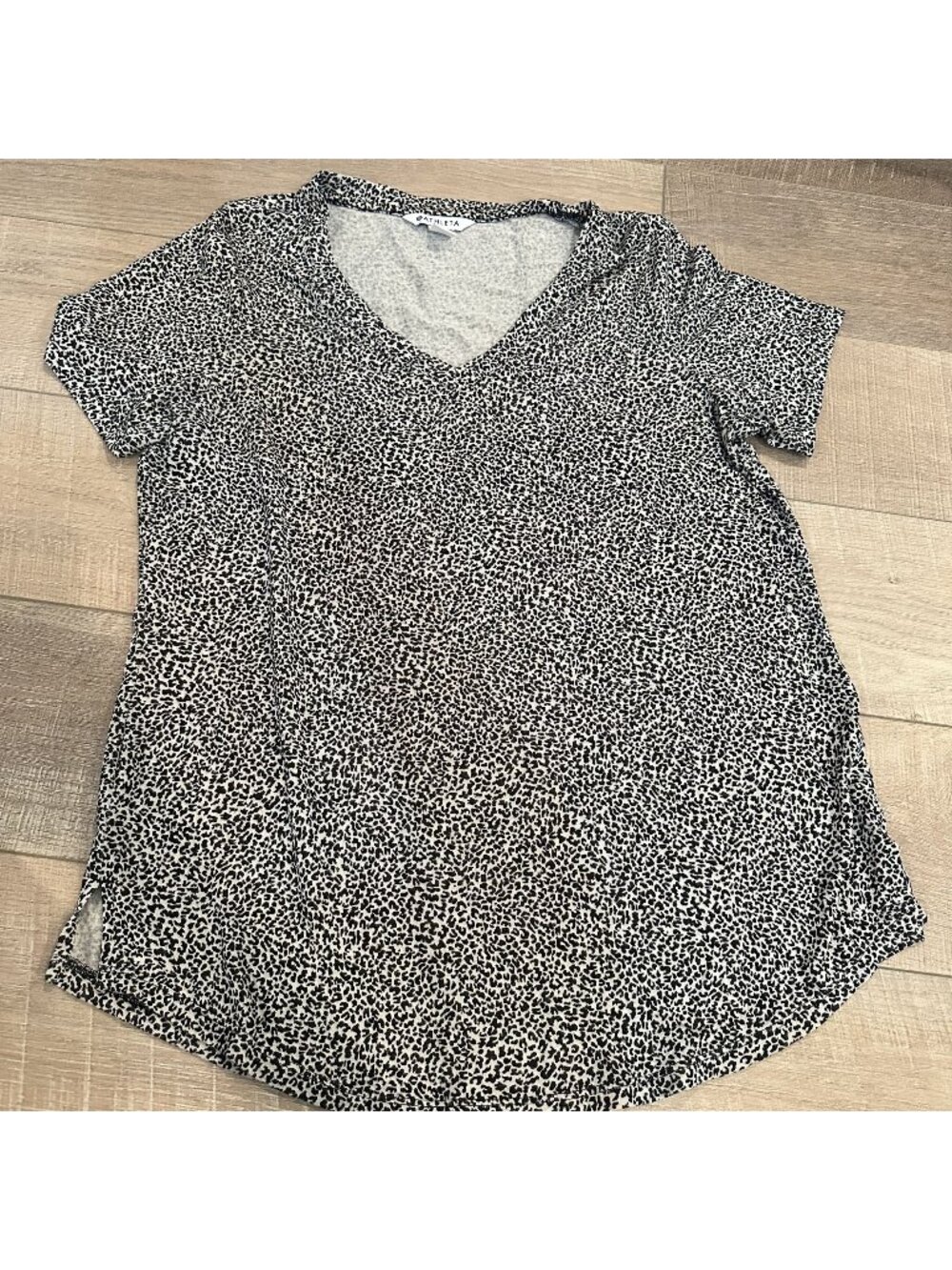 ATHLETA WOMENS LEOPARD PRINT T SHIRT LARGE